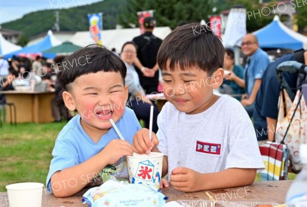 和～兄弟で仲良く１つのかき氷を食べ笑顔