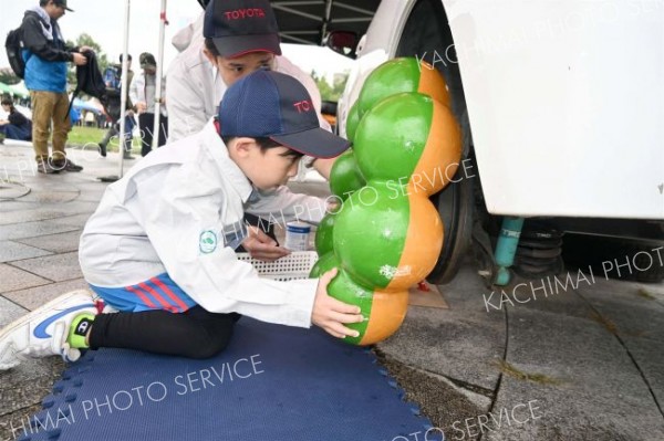 ダンスに働く車体験、ゆるキャラ撮影会…初開催の「こどもフェスタ」盛況　池田 9