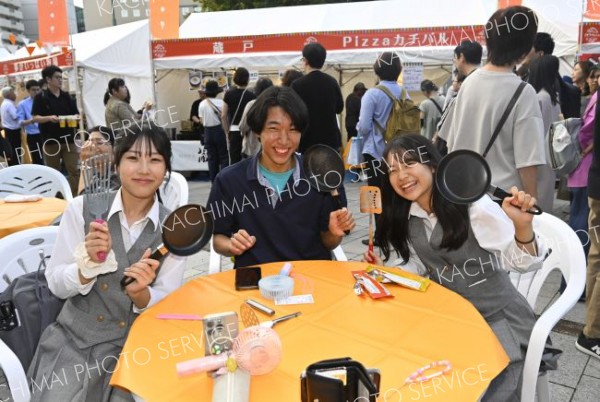 下校の途中で「とかちマルシェ」に立ち寄りオープニングイベントに参加する芽室高校の生徒（５日、帯広駅前で。塩原真撮影）