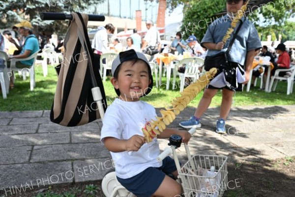 長ーいポテトおいしい―。「とかちマルシェ」で子どもたちに人気を呼んでいたロングトルネードポテト（６日、駅南側エリアで。須貝拓也撮影）
