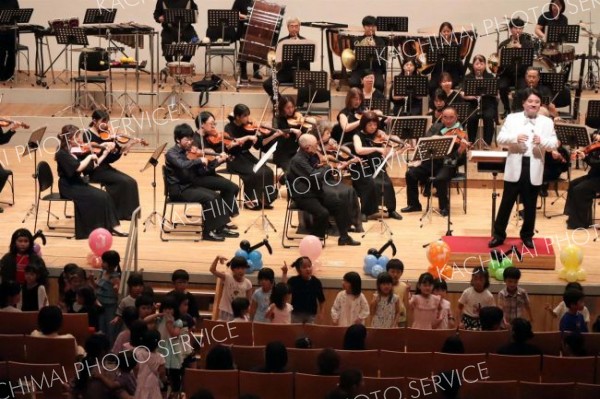 演奏に子どもたち踊りだす　親子のわくわく音楽会　楽器体験も人気