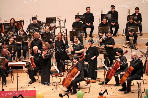 演奏の合間には楽器紹介も