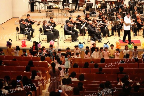 「ぼよよん行進曲」に合わせステージ前で踊る子どもたち