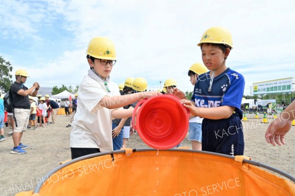 地域住民４５００人が参加、消火訓練や土のう作りなど　宮坂建設が地域防災訓練