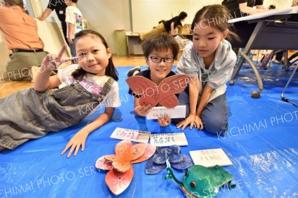 作った「生きもの」を紹介する子どもたち