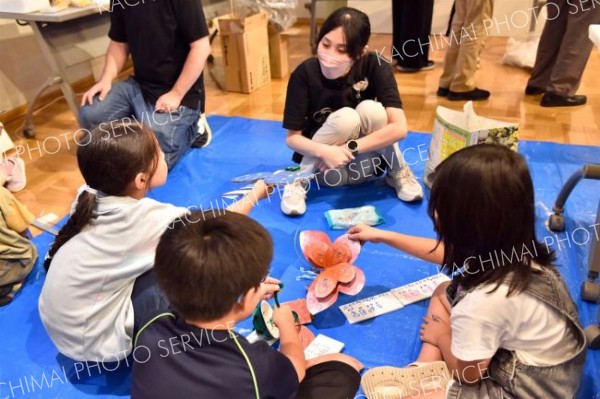 作品について談笑する図書館職員と子どもたち