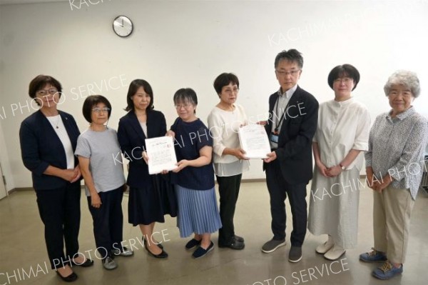 医療費無償化拡大など求め署名