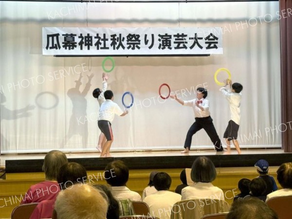 うりっ子太鼓にジャグリング…演芸大会に住民歓声　鹿追・瓜幕神社祭典
