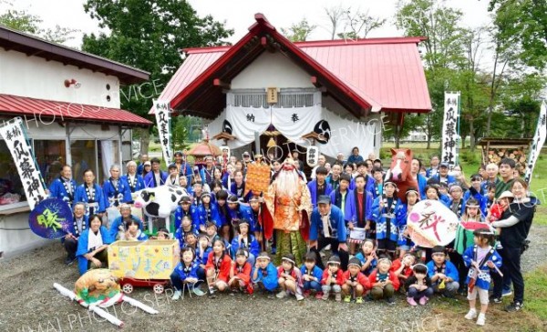 子供の手作りみこし復活、４基で「わっしょい」　鹿追・瓜幕神社秋まつり