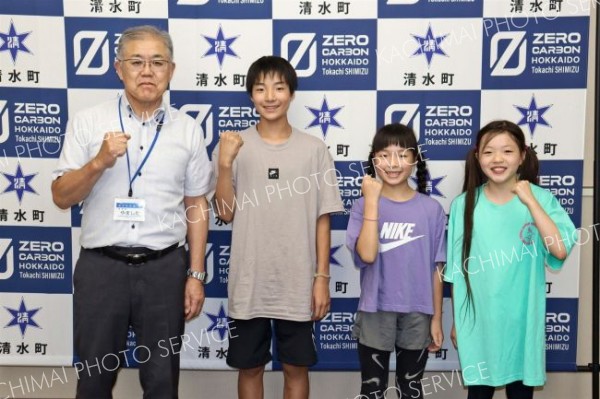 陸上の小学生が全道大会出場を報告　清水
