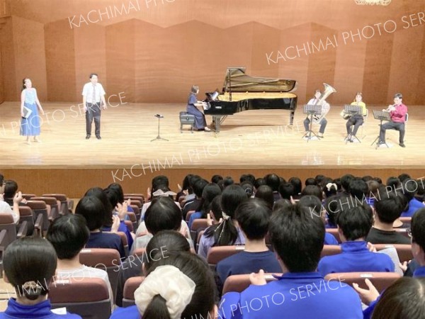 アンコールでマツケンサンバを披露した昭和音大生