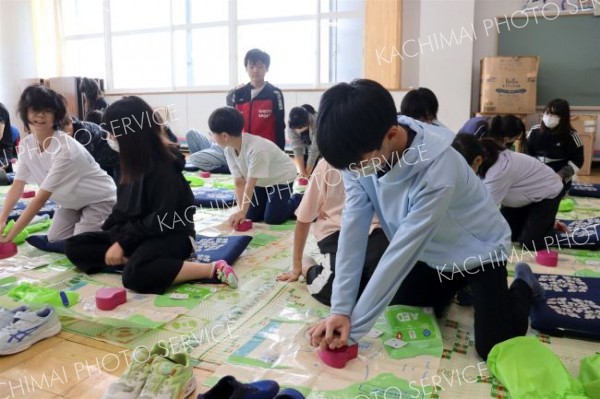 救命講習体験や液状化観察　池田小で１日防災学校