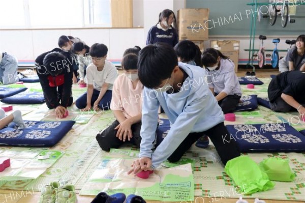心臓マッサージを学ぶ６年生