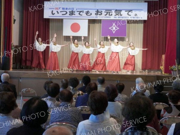 フラダンスなど楽しむ　浦幌町市街地区の敬老会