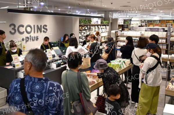 レジ待ちの行列ができたオープン直後の店内（１２日午前１０時１５分ごろ、須貝拓也撮影）