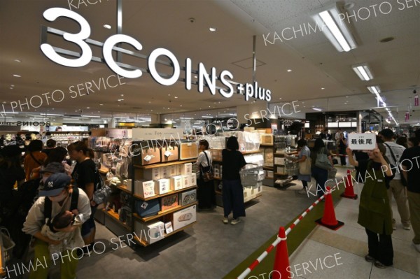 入場待ちの行列ができたオープン直後の店内（１２日午前１０時５分ごろ、須貝拓也撮影）