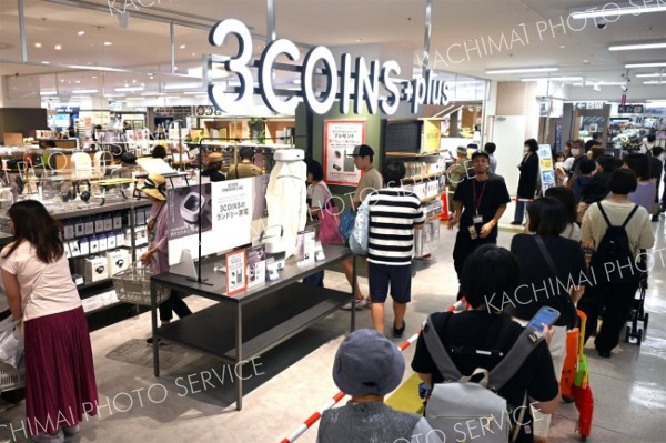 入場待ちの行列ができたオープン直後の店内（１２日午前１０時５分ごろ、須貝拓也撮影）