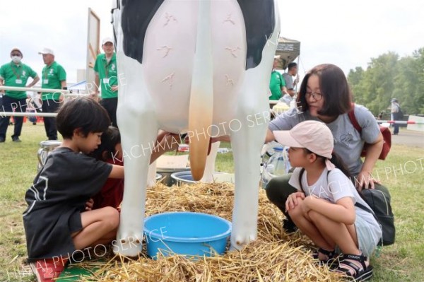 牛の模型で乳搾りを体験する子どもたち（午前１０時２０分ごろ）