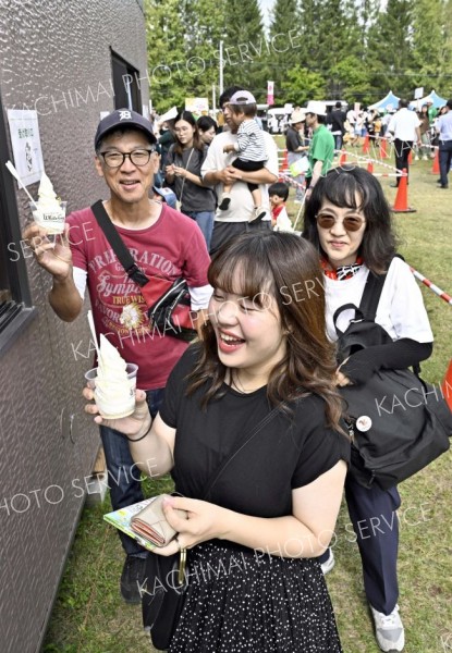 イベント特製のパフェを買い求める来場客（１３日正午ごろ、塩原真撮影）