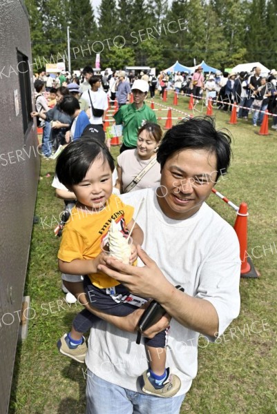 イベント特製のパフェを買い求める来場客（塩原真撮影）