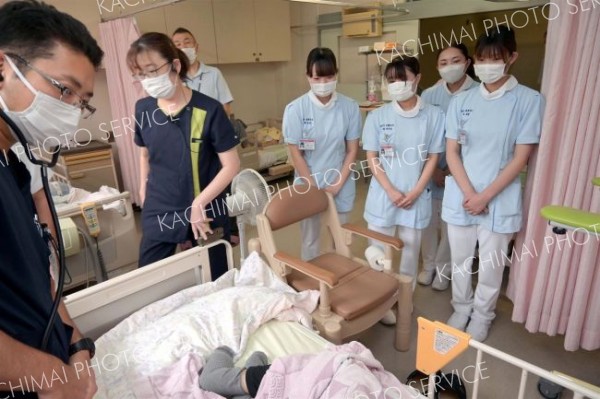 老人ホームでの医師の問診に同行する旭川医大の看護学生