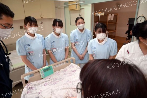 老人ホームでの医師の問診に同行する旭川医大の看護学生