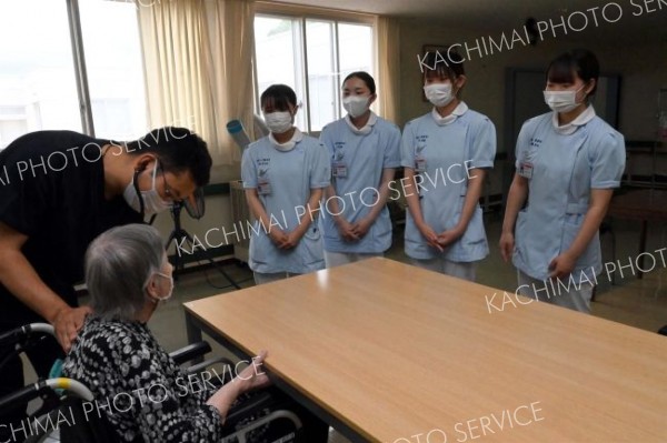 老人ホームでの医師の問診に同行する旭川医大の看護学生