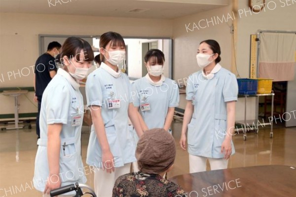 老人ホームでの医師の問診に同行する旭川医大の看護学生