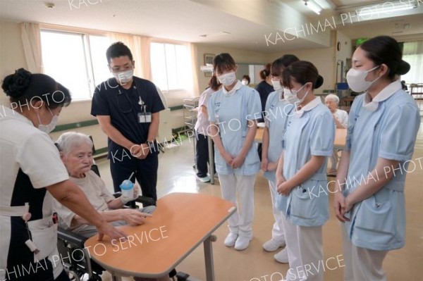老人ホームでの医師の問診に同行する旭川医大の看護学生