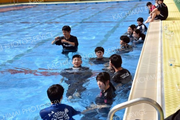 着衣泳で水難事故の対処を学ぶ　陸別中の生徒