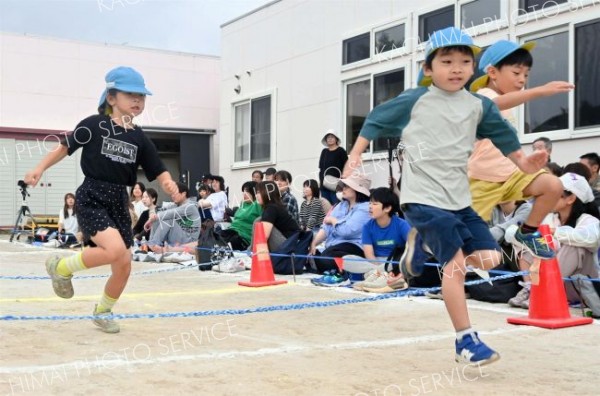 元気よくグラウンドを駆ける園児（１３日午前９時４０分ごろ）