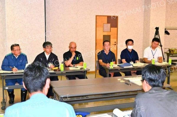 関係機関合同ヒグマ出没時対応訓練（金野和彦撮影）