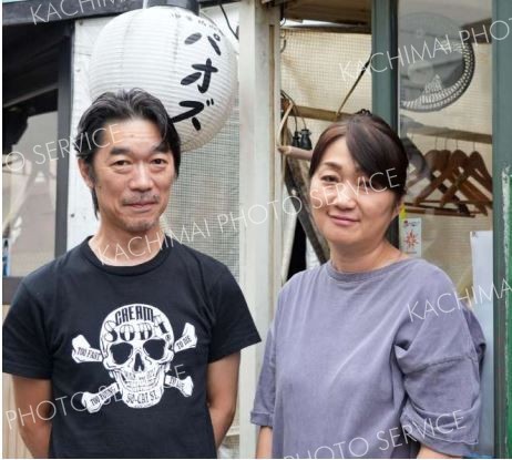 パオズ店主の上村岳史さんと妻の友紀さん