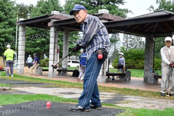 帯広市内の緑ケ丘公園パークゴルフコースでクラブを振りかぶる