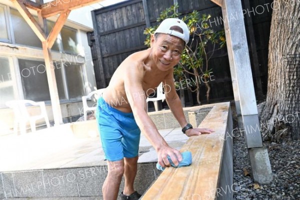 早朝から温泉清掃の作業に励み、定年後も地域を支える