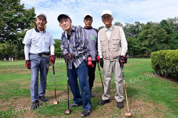 一緒にパークゴルフを楽しむ市老人クラブ春駒長寿会の仲間