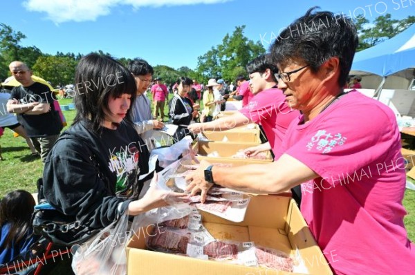 地元産の和牛を囲み笑顔広がる　帯広で和牛感謝祭 写真2