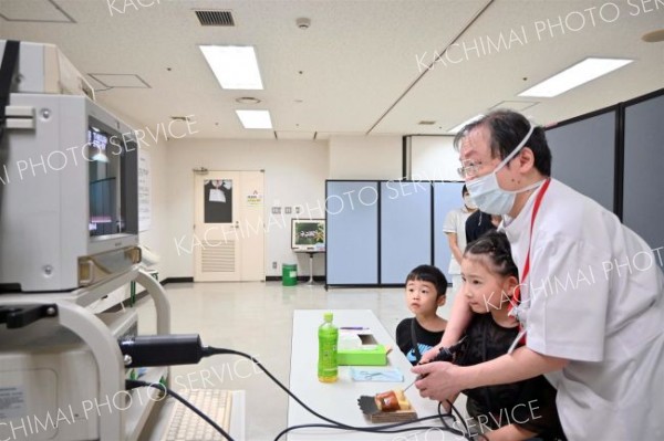 模擬手術体験に子ども「楽しい」　公立芽室病院が「まつり」