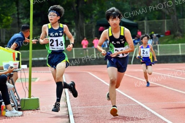 【男子低学年の部】札内の第５区・佐藤颯信（左）からたすきを受け、逆転優勝の走りを見せたアンカー