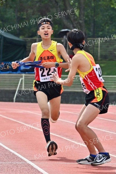 【男子低学年の部】帯四の第４区・田所大和（左）が気迫の走りで１０分１８秒の区間新をマークした