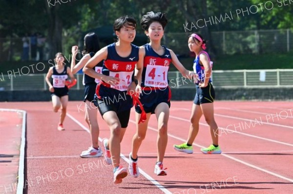 【女子の部】トップで中継点に戻ってきた新得拠点校の第１区・小西野乃（手前右）からたすきを受けてスタートを切る第２区