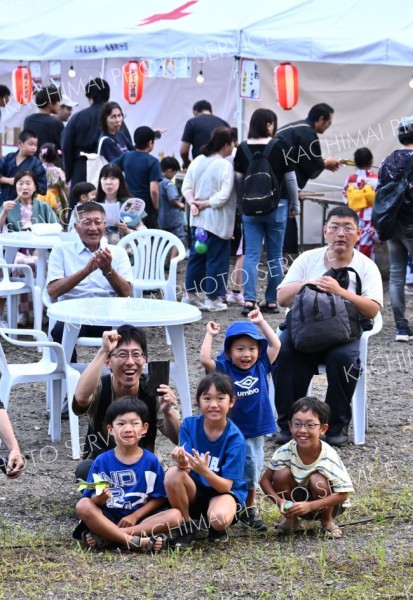 お母さん頑張ってー。丸太の早切り競争に参加する母親に声援を送る子どもたち（１０日、音更町の「２０２５十勝川温泉　浴衣でナイと」で。塩原真撮影）