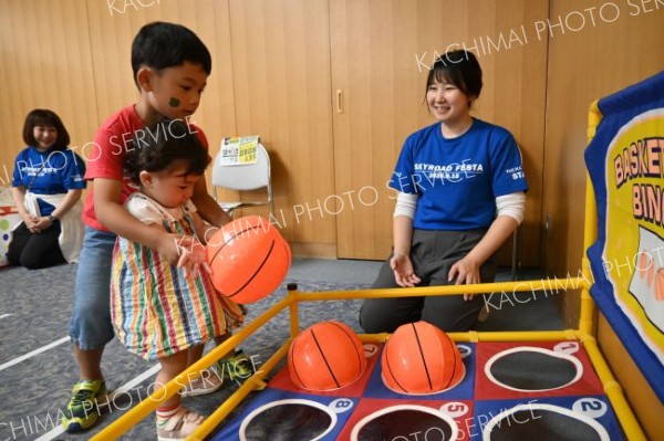 ちびっ子縁日でボール入れを楽しむ子ども（１５日正午ごろ）