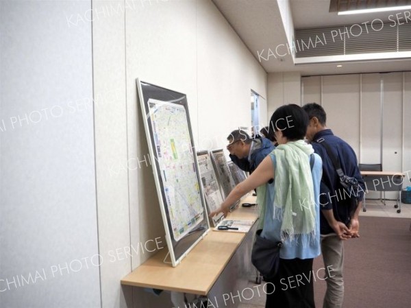 帯広の歴史を示す資料に見入る参加者