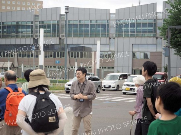 共にまちなかを歩く参加者
