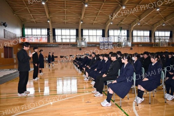 ３年生の就職活動や大学受験を激励　帯南商高