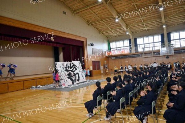 合同パフォーマンスで３年生にエールを送る在校生たち