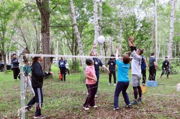 珍プレー続出、野外ミニバレー　愛好家「第４土曜の会」
