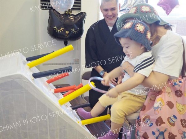縁日を楽しむ幼児ら