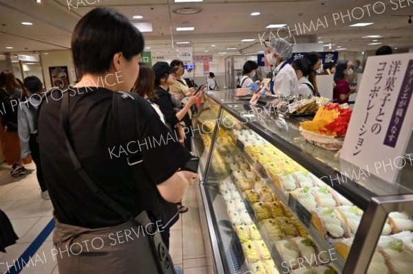 十勝産小豆を使った商品などが並ぶ会場
